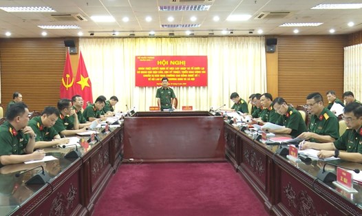Thiếu tướng Lê Xuân Thuân, Phó Tư lệnh, Tham mưu trưởng Quân khu 1, Trưởng ban chỉ đạo chủ trì hội nghị. Ảnh: VGP