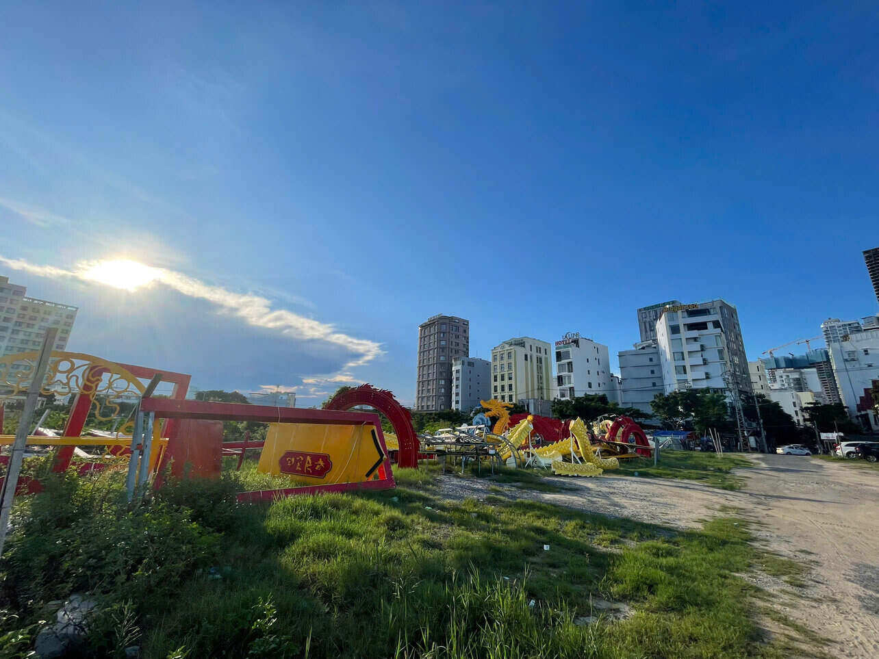 Linh vật nằm ngổn ngang trên bãi đất trống. Ảnh: Mai Hương