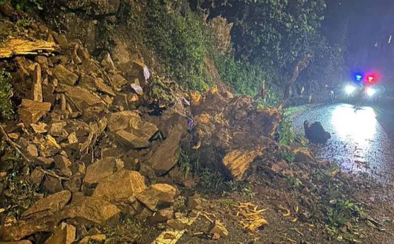 A landslide on Bao Loc Pass, passing through Dai Lao Commune (Bao Loc City). Photo: Hoai Thanh
