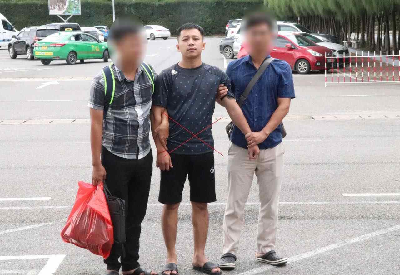 Đối tượng Phạm Anh Trường (x) được xác định là đối tượng chủ mưu, cầm đầu trong chuyên án lừa đảo chiếm đoạt tài sản trên không gian mạng. Ảnh: Công an Quảng Bình