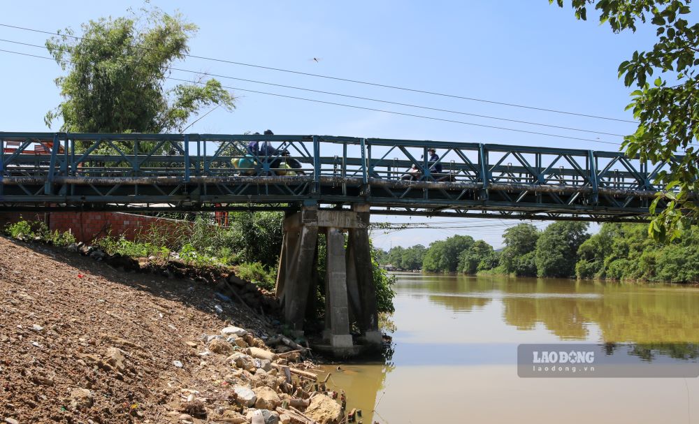 Ngay 1.10, trao doi voi Lao Dong, ong Tran Viet Trung- Chu tich UBND phuong Vy Da cho biet, luc muc nuoc song Huong dang cao co bao dong tren cap II (+2.5 m) va do cau Phu Luu co hien tuong xuong cap, hu hong, buoc chinh quyen dia phuong phai rao chan, giang day chan 2 dau cau, khong de nguoi dan qua lai vi nguy hiem. 