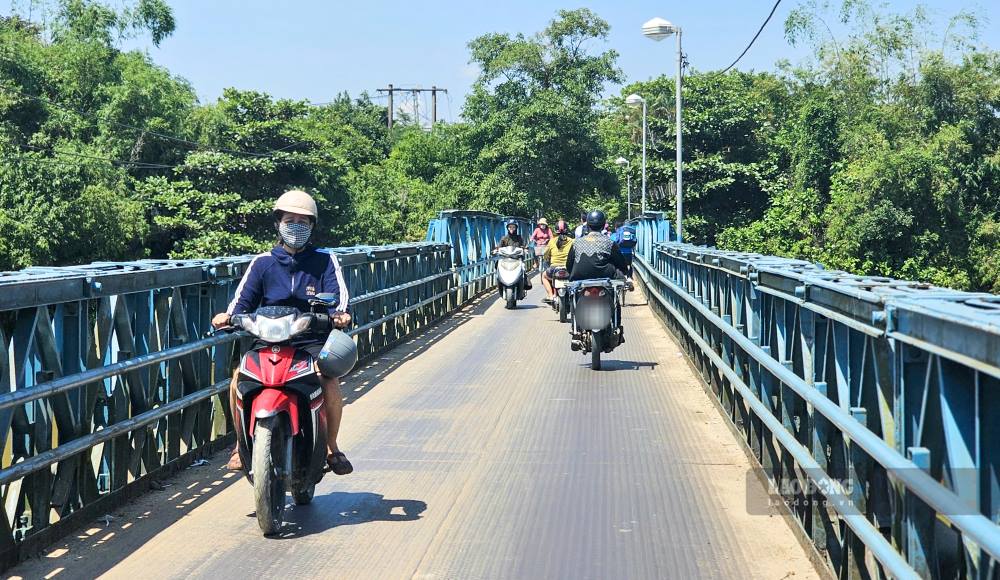 Truoc do, do xuong cap, cau Phu Luu phai trai qua nhieu lan sua chua, trong do co 2 lan su dung lai vat lieu cua cau khac chap va vao. Lan dau la su dung cac nhip bang sat thep cua cau Truong Tien bi sap. Nam 2013, khi thuc hien xay moi cau Dong Ba, bac qua song Dong Ba (TP Hue), co quan chuc nang thao do he khung dam thep dem ve lap vao cau Phu Luu.