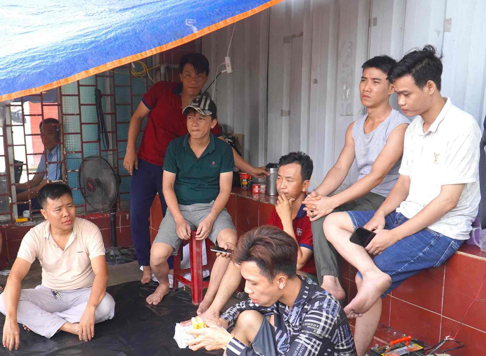 Công nhân chờ đợi trả tiền nợ lương trước cổng Công ty TNHH Gạch granite Đồng Nai ở TP Biên Hòa. Ảnh: HAC
