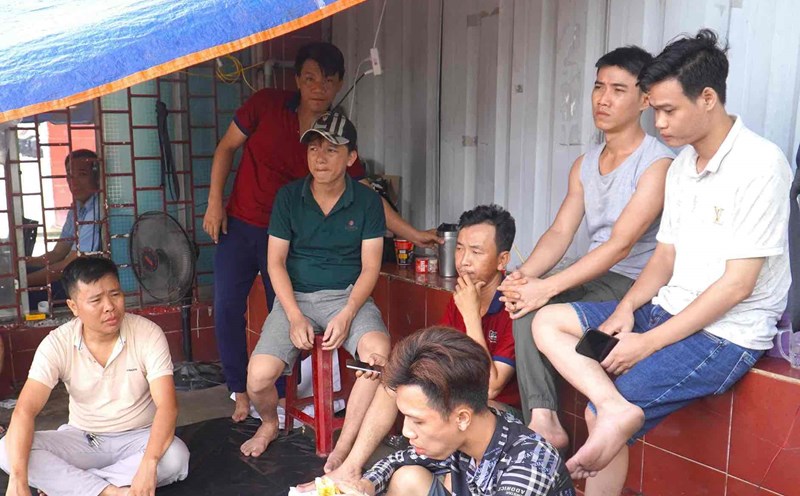 Workers wait to pay their unpaid wages in front of the gate of Dong Nai Granite Tile Company Limited in Bien Hoa City. Photo: HAC