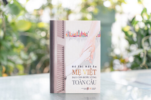 Sách "Mẹ Việt dạy con bước cùng toàn cầu" do nhà xuất bản Dân trí phối hợp cùng Việt Books liên kết phát hành. Ảnh: NXB