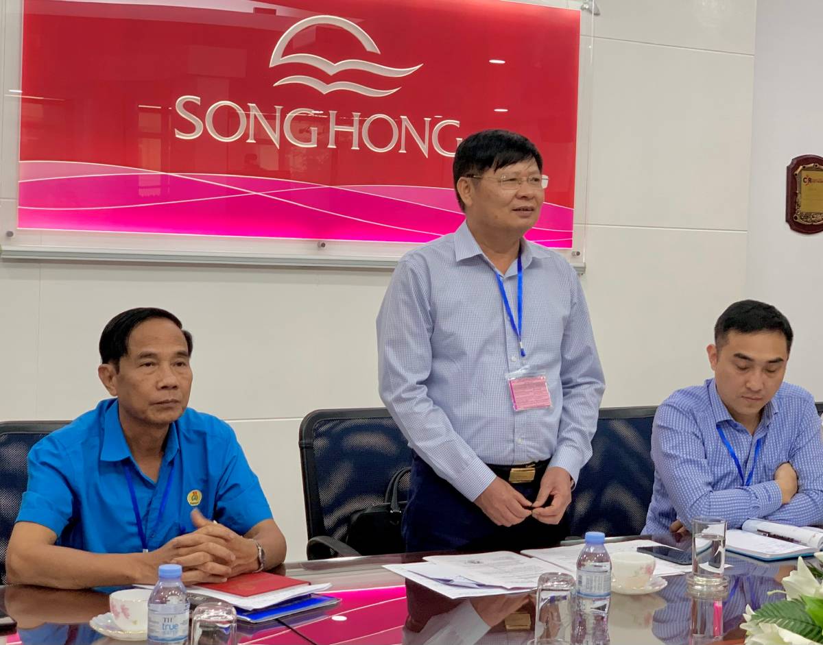 Phó Chủ tịch Tổng LĐLĐVN Phan Văn Anh phát biểu tại buổi khảo sát Chương trình Việc làm tốt hơn tại Công ty Cổ phần May Sông Hồng (TP. Nam Định). Ảnh: Lương Hà