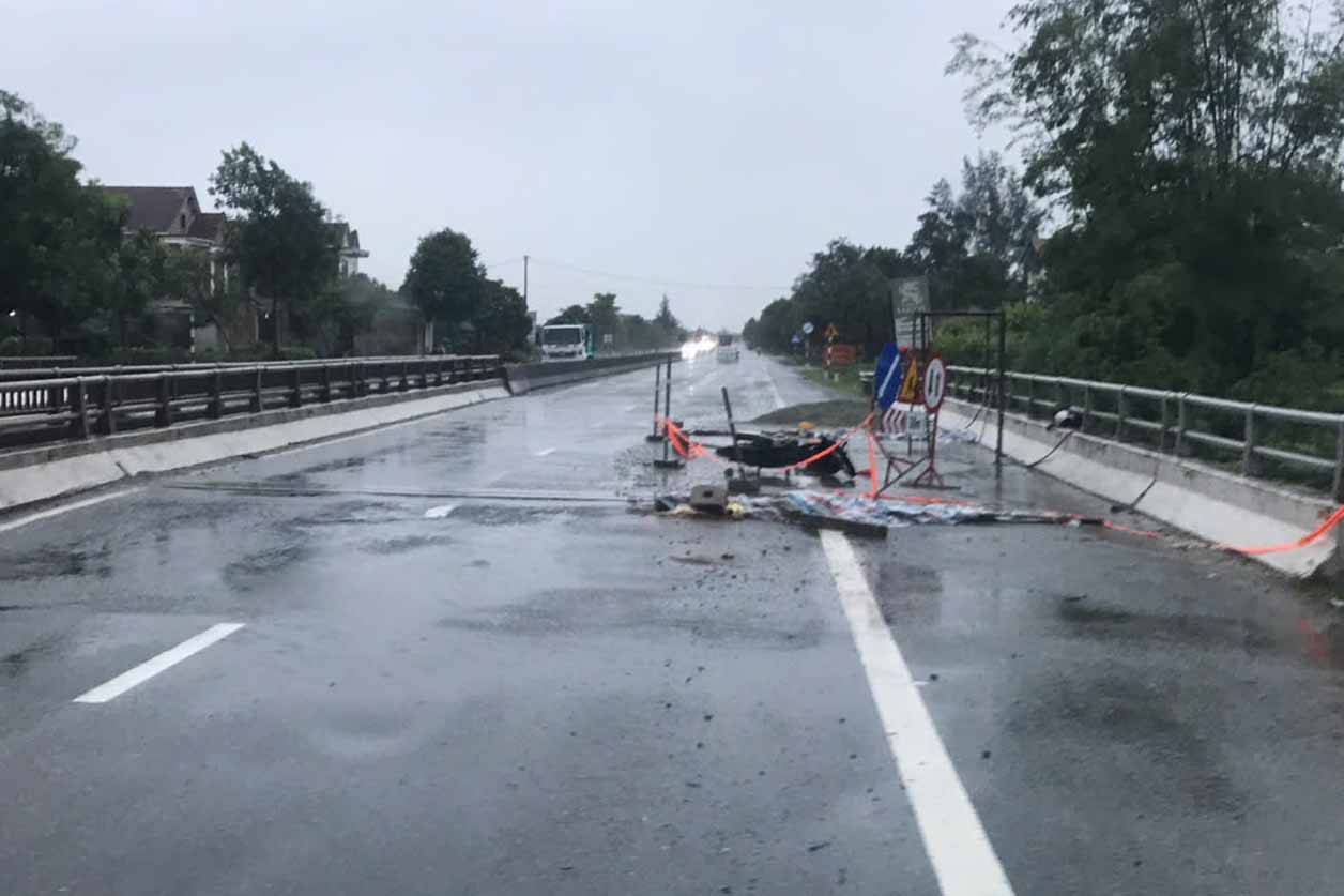 Hiện trường vụ tai nạn khiến anh C tử vong. Ảnh: Thịnh Tuấn.