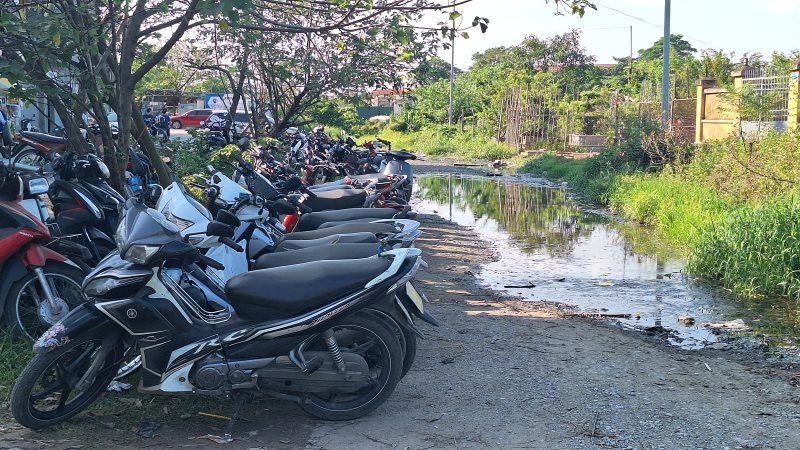 Bãi trông xe tự phát tại đây. Ảnh: Đền Phú
