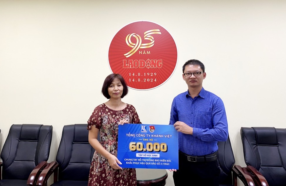Representatives of Khanh Viet Corporation through the Golden Heart Charitable Social Fund donated 60,000 student notebooks to support people in the North to overcome the consequences of storms and floods. Photo: Thuc Quyen