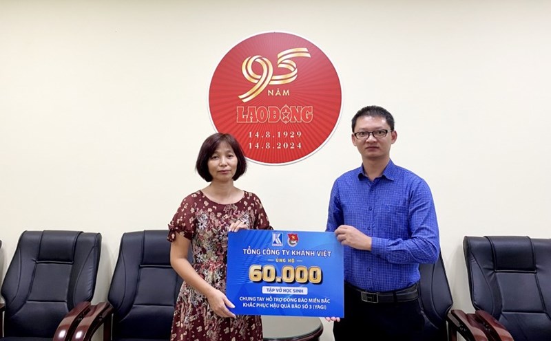 Representatives of Khanh Viet Corporation through the Golden Heart Charitable Social Fund donated 60,000 student notebooks to support people in the North to overcome the consequences of storms and floods. Photo: Thuc Quyen