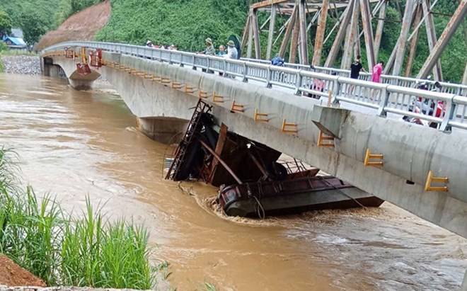 There have been continuous incidents due to sand-carrying ships and boats getting stuck at To Mau Bridge during the recent floods. Photo: Yen Bai Department of Transport
