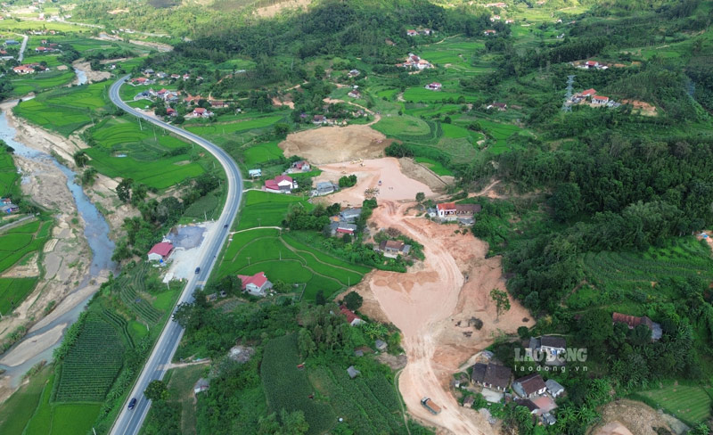 The shape of the Huu Nghi - Chi Lang highway is gradually revealed. Photo: An Khanh.