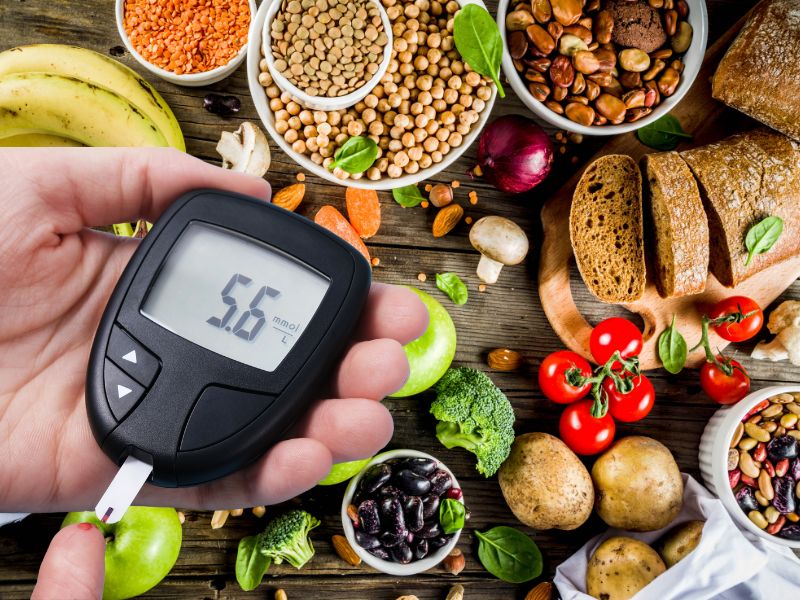 Để ngăn đường huyết tăng vào ban đêm chúng ta nên bổ sung tinh bột đúng cách. Đồ họa: Hạ Mây