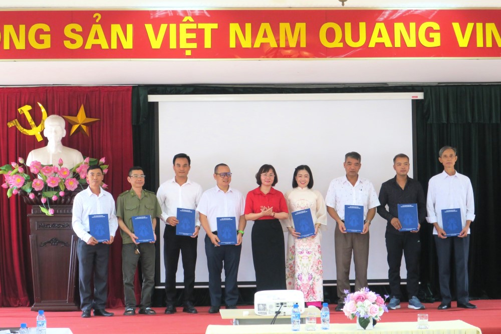Representatives of families receiving financial support. Photo: Hai Phong Portal