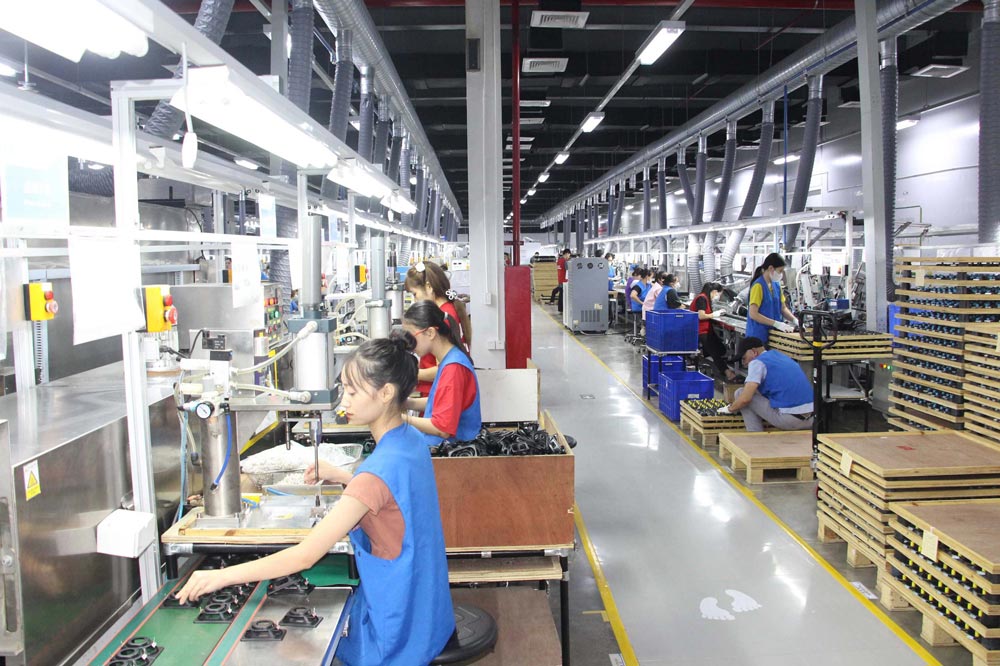 Sau bão, 100% công nhân lao động Công ty Điện tử Tonly Việt Nam đã đi làm trở lại. Ảnh: Cổng TTĐT Quảng Yên