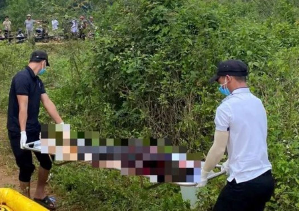 The body of the woman suspected of committing suicide was about 200m from the scene. Photo: Hoai Thanh