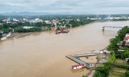 Cầu phao Phong Châu đang phải tạm dừng phục vụ người dân để đảm bảo an toàn khi nước lũ sông Hồng dâng cao. Ảnh: Tô Công.