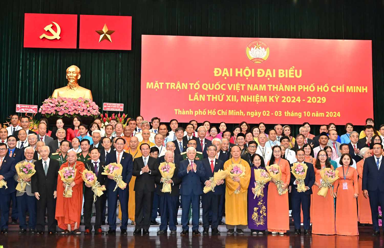 Leaders and former leaders of the Central and Ho Chi Minh City presented flowers to congratulate members of the Vietnam Fatherland Front Committee of Ho Chi Minh City, term XII. Photo: VIET DUNG