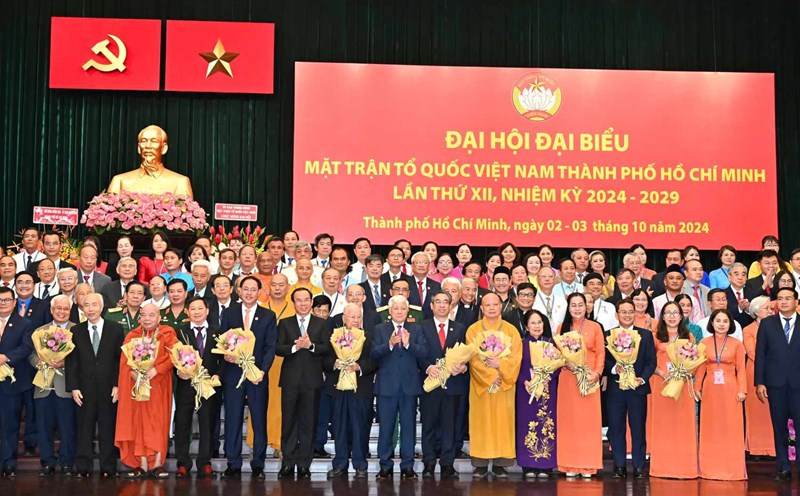 Leaders and former leaders of the Central and Ho Chi Minh City presented flowers to congratulate members of the Vietnam Fatherland Front Committee of Ho Chi Minh City, term XII. Photo: VIET DUNG