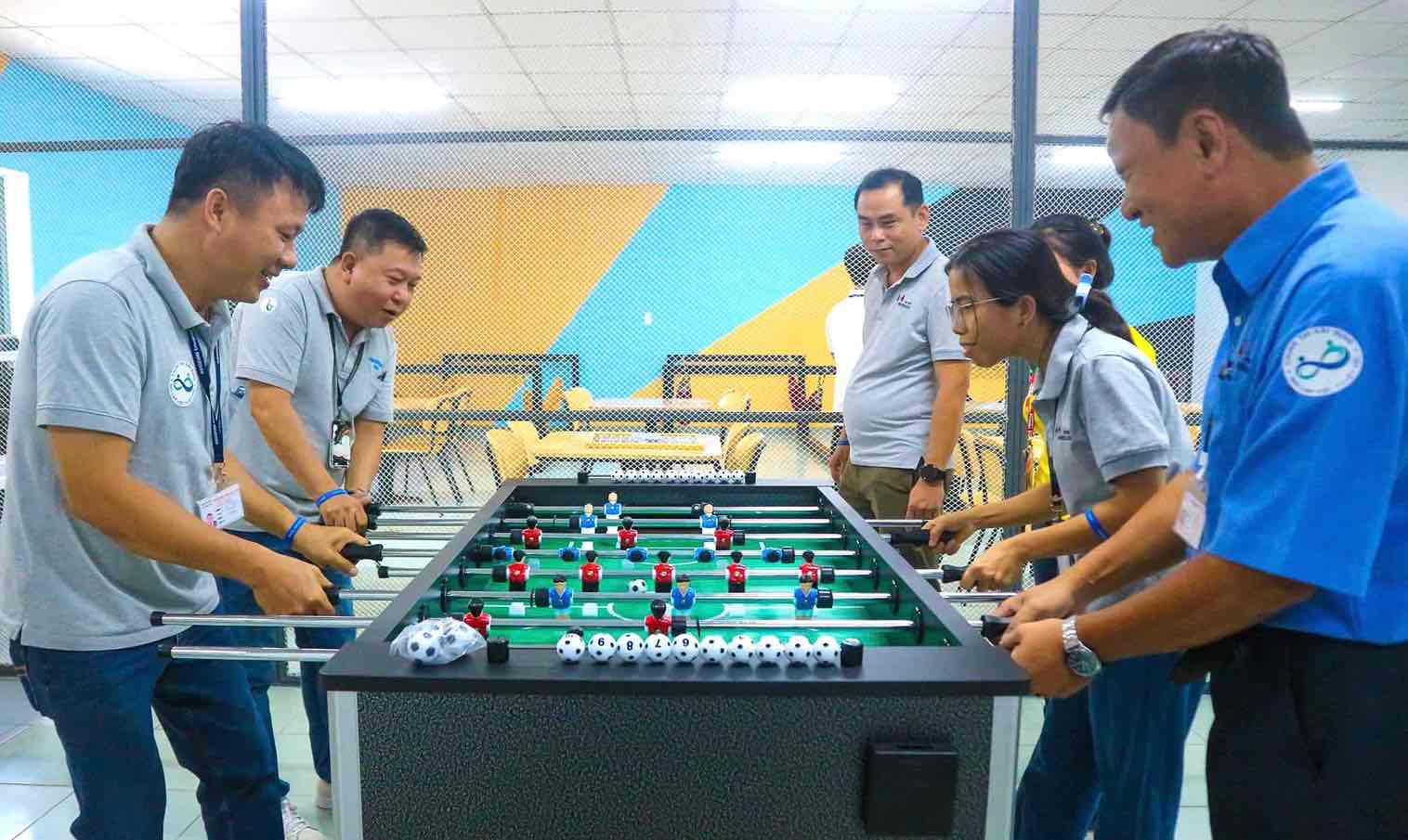 Công nhân viên trải nghiệm trò chơi bi lắc khu vực phòng giải trí tại Công ty TNHH Hwaseung Vina - Đồng Nai. Ảnh: Xuân Mai