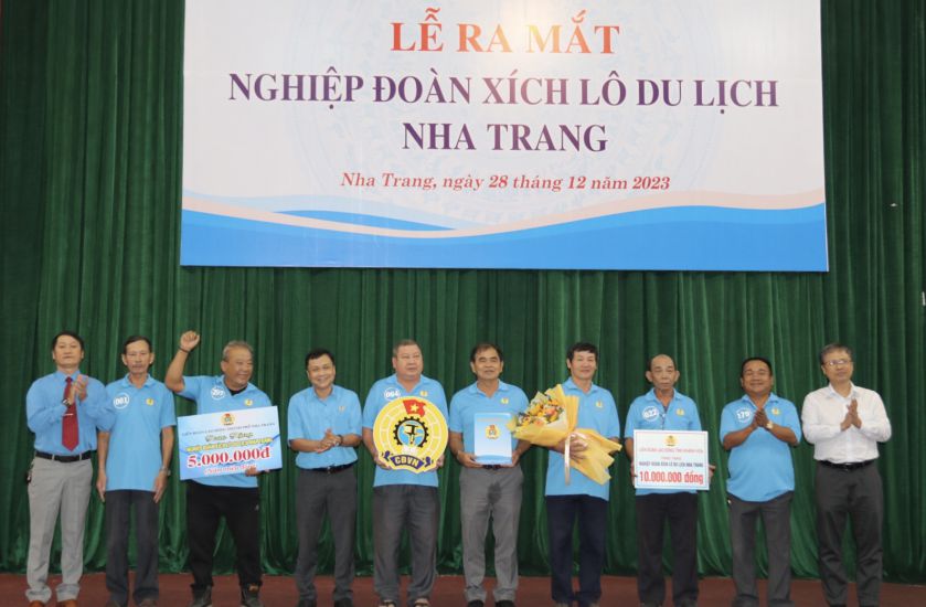 The founding ceremony of the first tourist cyclo union in Khanh Hoa. Photo: Phuong Linh