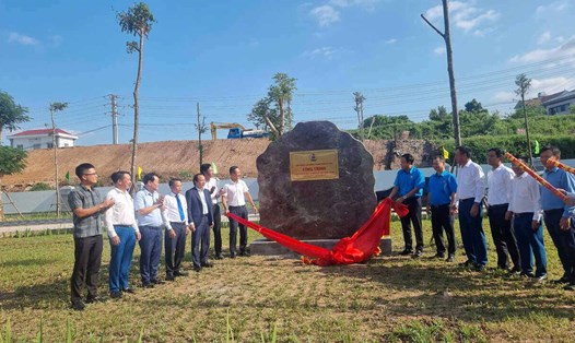 Lãnh đạo LĐLĐ Thành phố Hà Nội gắn biển Công trình chào mừng Ngày giải phóng Thủ đô cho công trình Trạm bơm Phương Trạch 1. Ảnh: Mạnh Quân