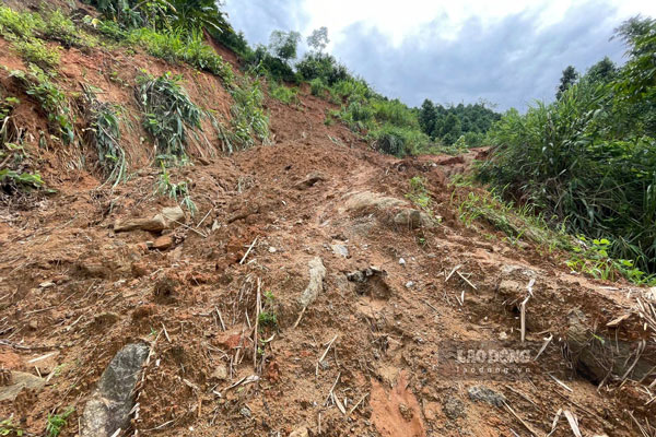 Mot tuyen duong khac cung bi sat lo, cac phuong tien khong the di lai khien thon Suoi Chai bi co lap