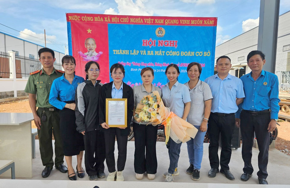 LĐLĐ tỉnh Bình Phước trao Quyết định thành lập Công đoàn cơ sở Công ty TNHH Công nghiệp Aurea Việt Nam. Ảnh: Văn Sơn