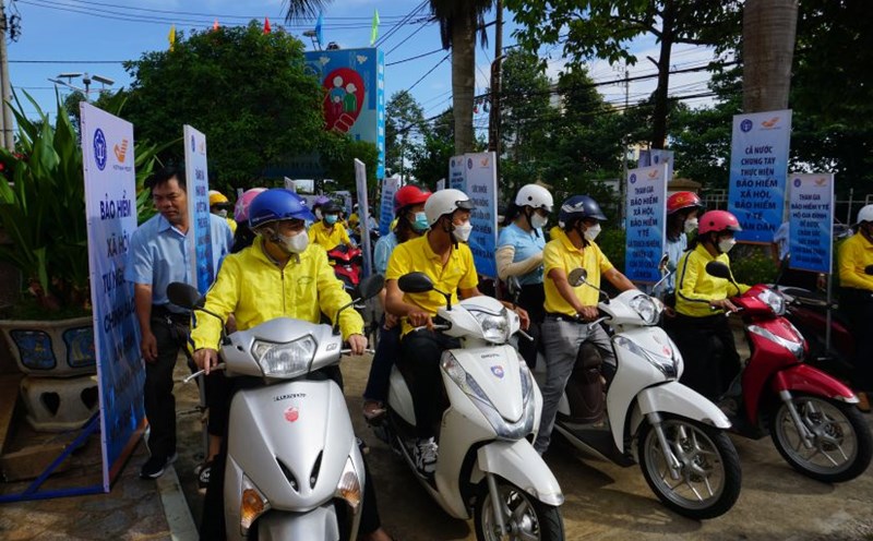Gia Lai province social insurance staff mobilized to promote and propagate insurance policies. Photo: THANH TUAN