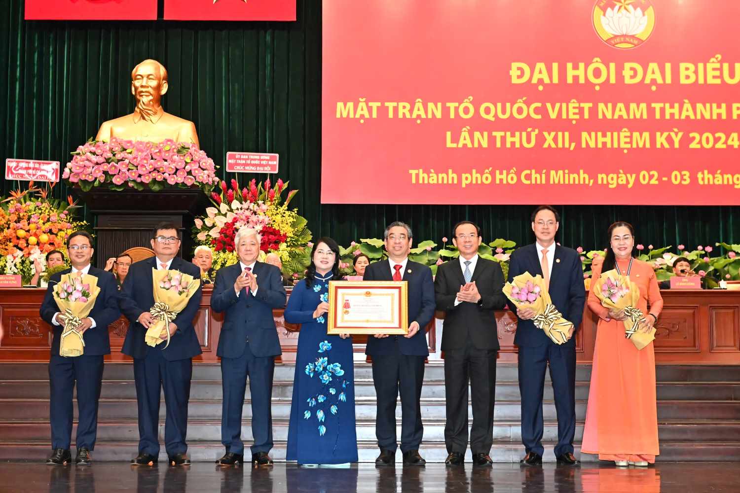 Uy ban MTTQ Viet Nam TPHCM don nhan Huan chuong Lao dong hang 3 cua Chu tich nuoc. Anh: VIET DUNG