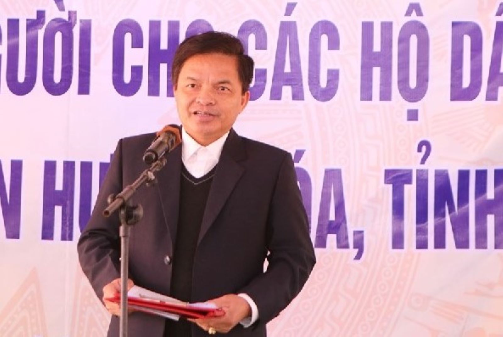 Mr. Dang Trong Van - Deputy Director of the Department of Natural Resources and Environment of Quang Tri province was disciplined with a reprimand. Photo: N.M.