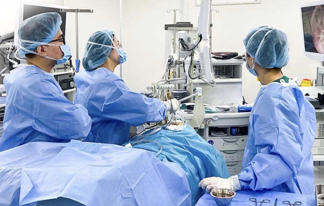 A child with snoring and sleep apnea is undergoing endoscopic adenoidectomy. Photo: PHONG LAN