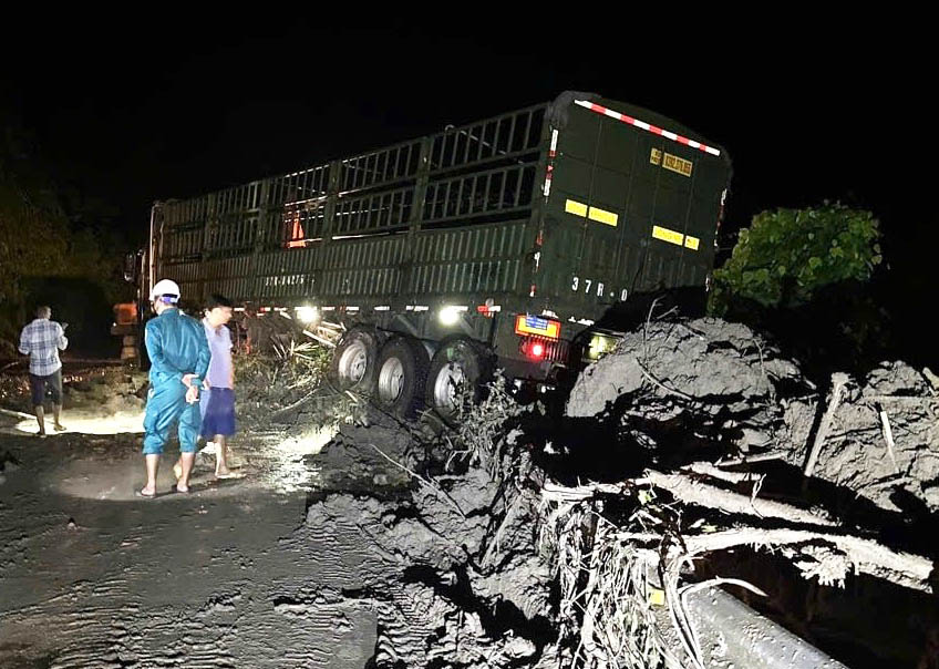 National Highway 7 through Tuong Duong district (Nghe An) was eroded due to heavy rain. Photo: Ngoc Tu