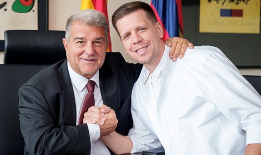 Wojciech Szczesny (phải) ký hợp đồng với Barcelona chỉ 5 tuần sau khi giải nghệ. Ảnh: FC Barcelona