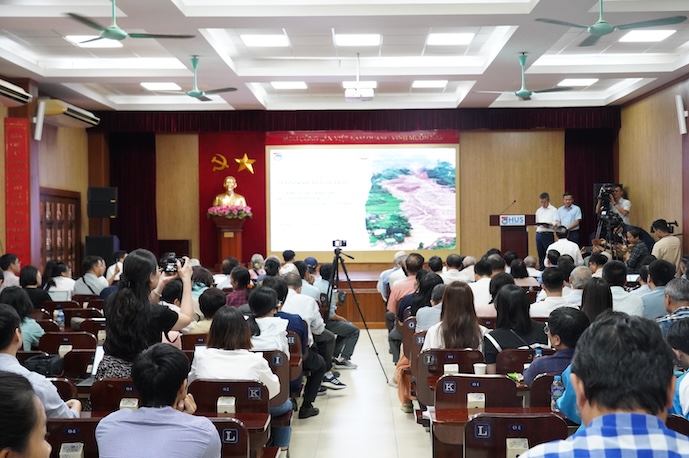 Toàn cảnh Hội thảo khoa học "Thảm họa Làng Nủ - Nguyên nhân và giải pháp phòng tránh". Ảnh:  Trường ĐH Khoa học Tự nhiên.
