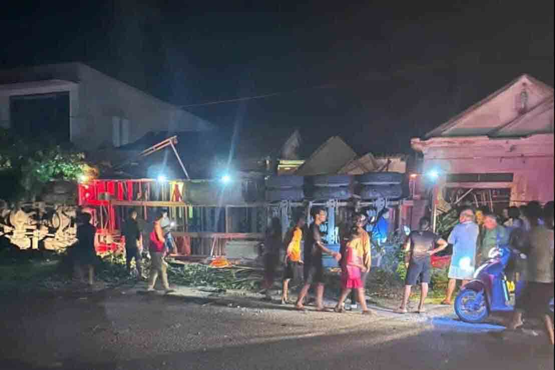 Scene of the container truck losing control and damaging a house. Photo: Huong Ha.