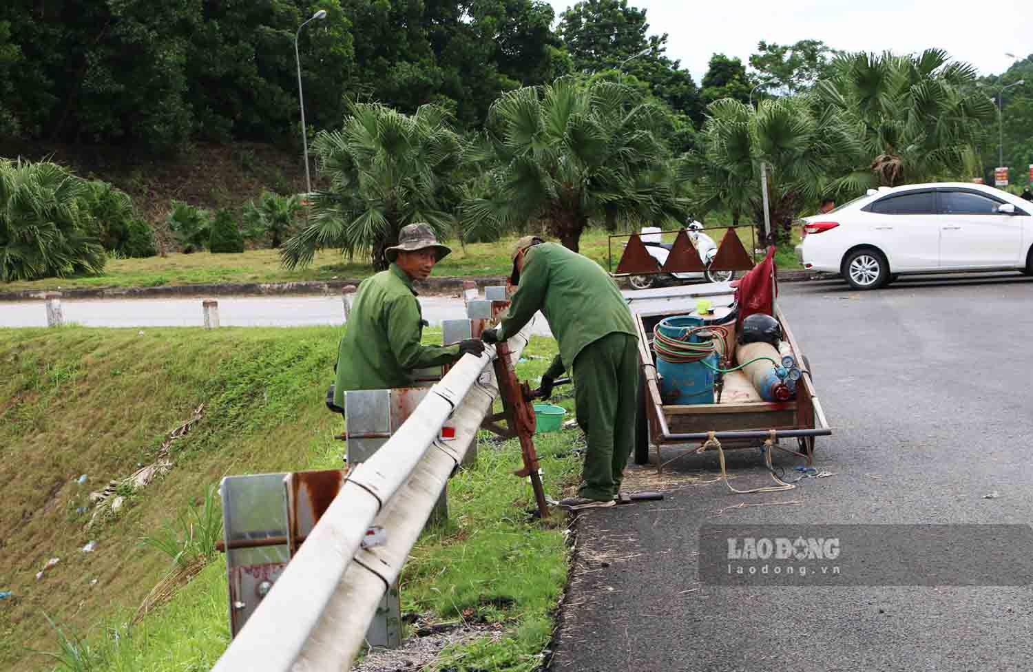 Cong trinh tren tuyen nhu ho lan, bien bao cung duoc sua chua. Anh: Nguyen Tung.