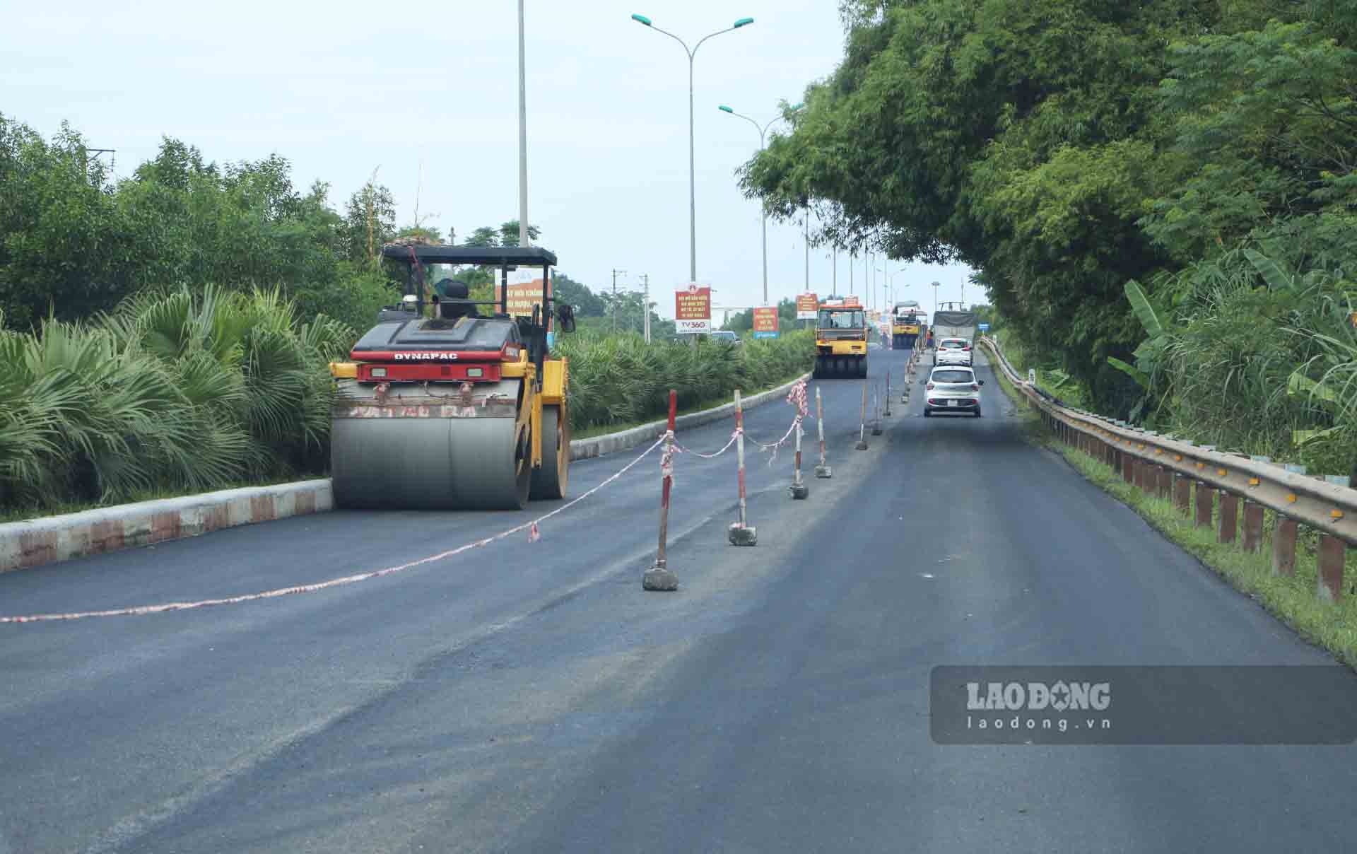 Km cuoi cung trong du an sua chua QL2 tuyen tranh TP Tuyen Quang dang duoc tham nhua. Anh: Nguyen Tung.