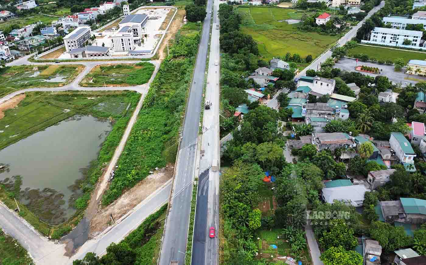 Gan 10 km QL2 tuyen tranh TP Tuyen Quang duoc sua chua mat duong. Anh: Nguyen Tung.