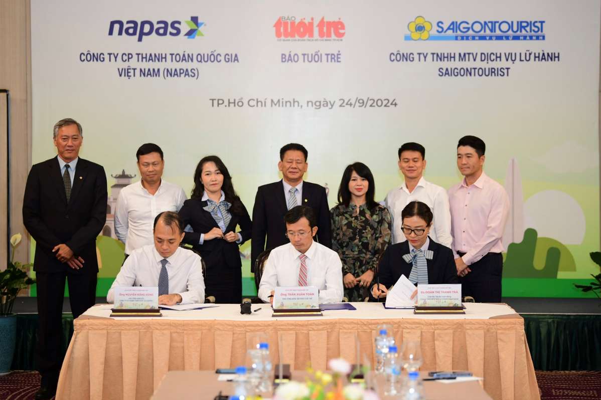Signing ceremony of the cooperation program to support and promote NAPAS card spending in Korea. Photo: Napas