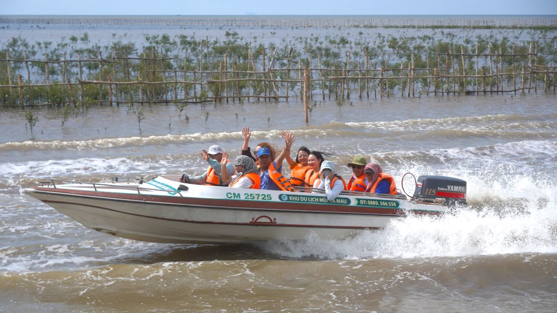 Traveling through the forest of Mui Ca Mau National Park. Photo: Ta Quang