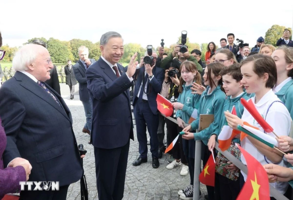 General Secretary and President To Lam waves to Irish children at the official welcoming ceremony at noon on October 2 (local time). Photo: VNA