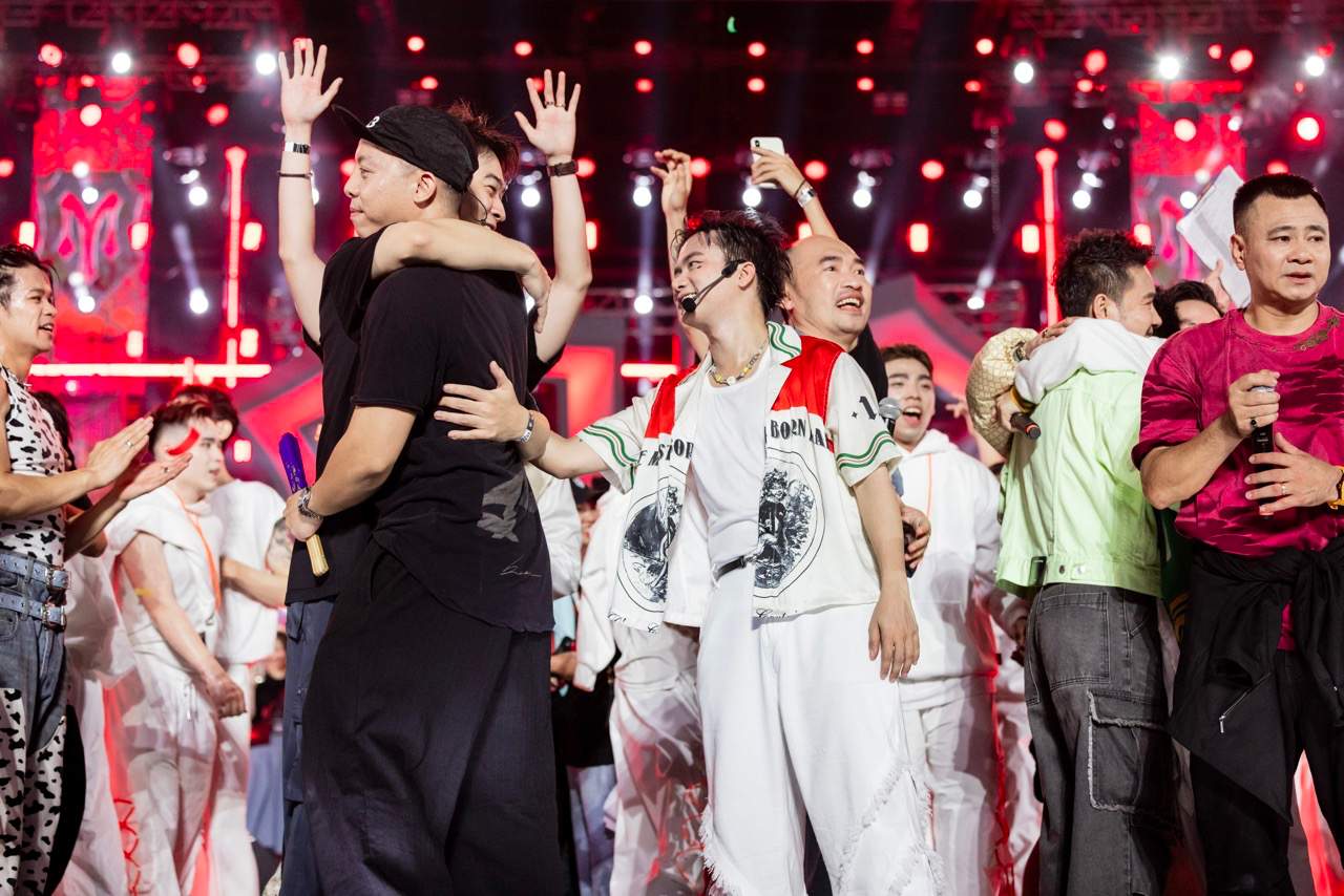 The talented people were moved at the concert. Photo: Program.