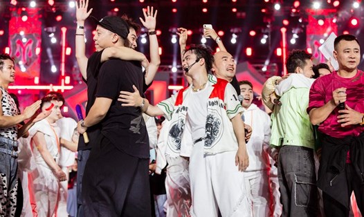 Các anh tài không khỏi xúc động tại concert. Ảnh: Chương trình.