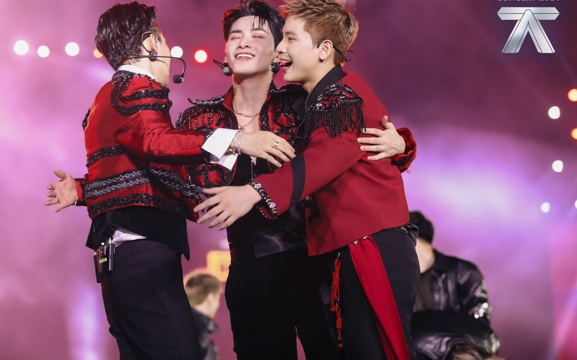 The brothers on stage concert 2. Photo: Program.