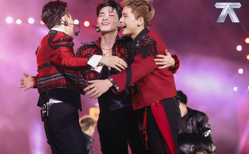 The brothers on stage concert 2. Photo: Program.