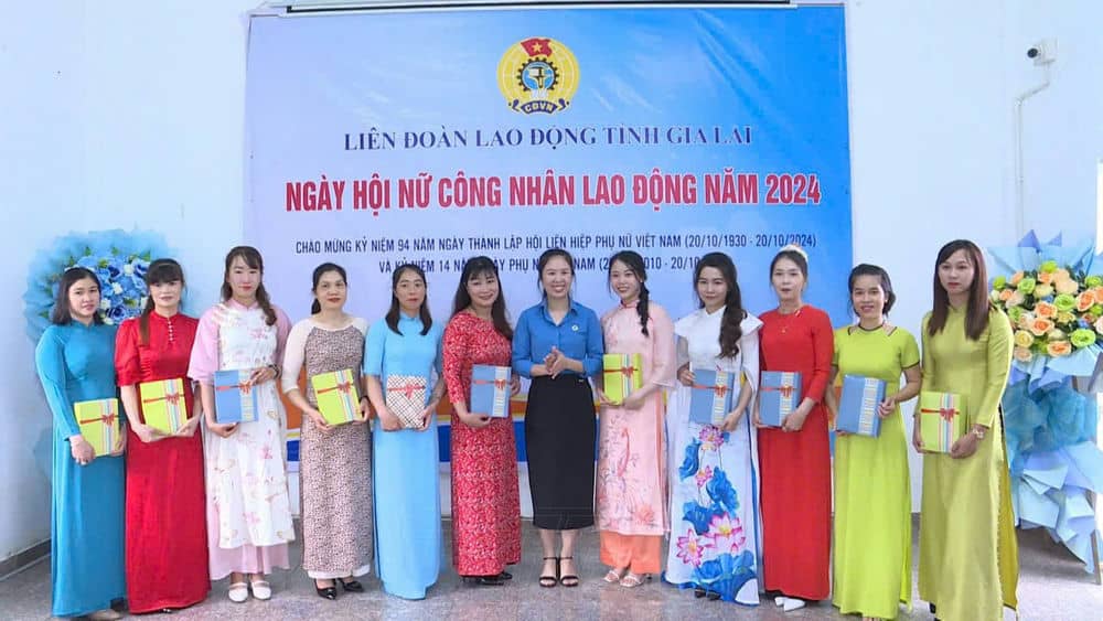 Gia Lai Trade Union gives gifts to female union members and workers. Photo: Thanh Tuan