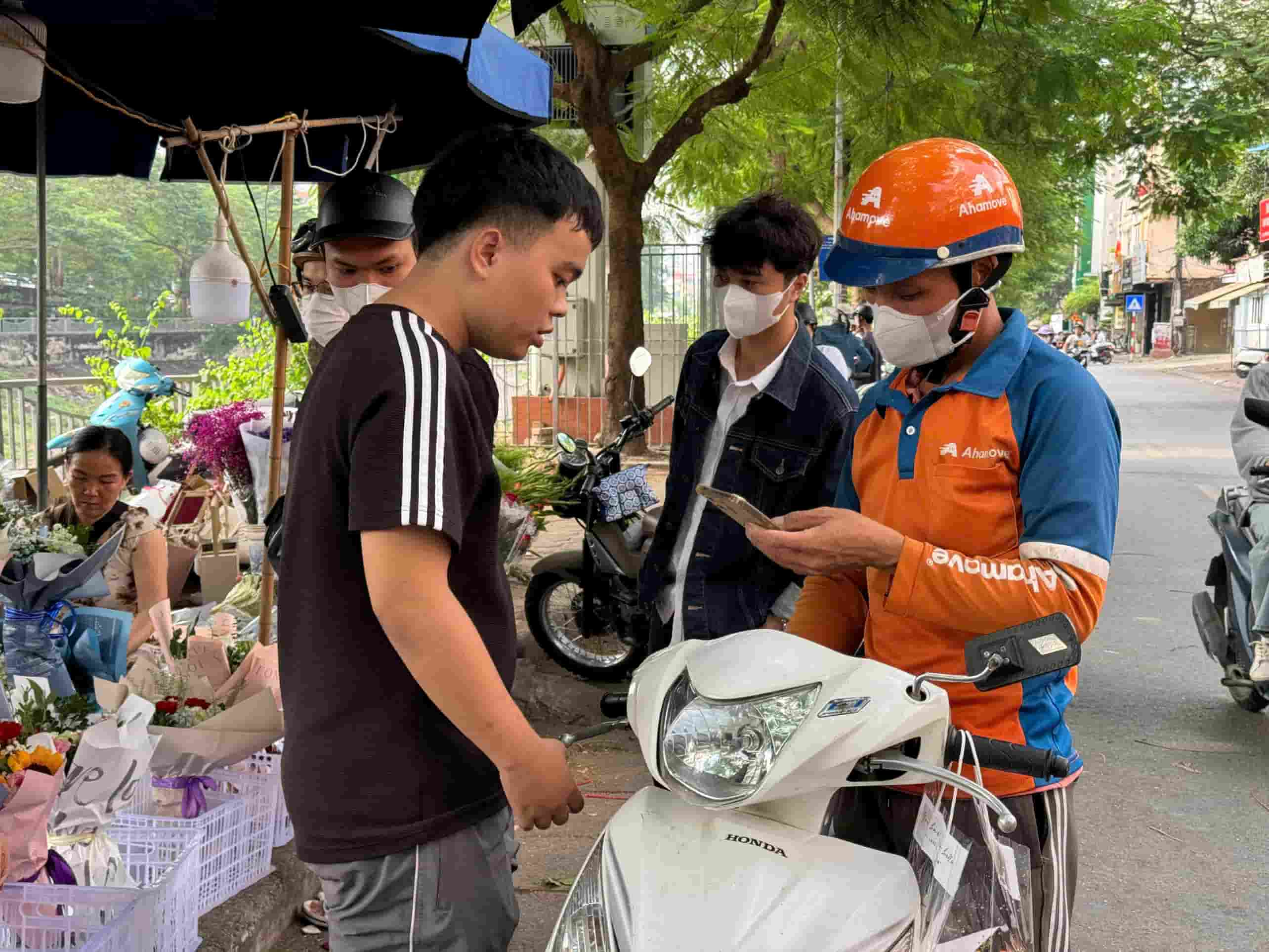  Cac tai xe xe om cung tranh thu di lam tu som, van chuyen hoa cho cac cua hang nham kiem them thu nhap. Anh: Hoang Loc