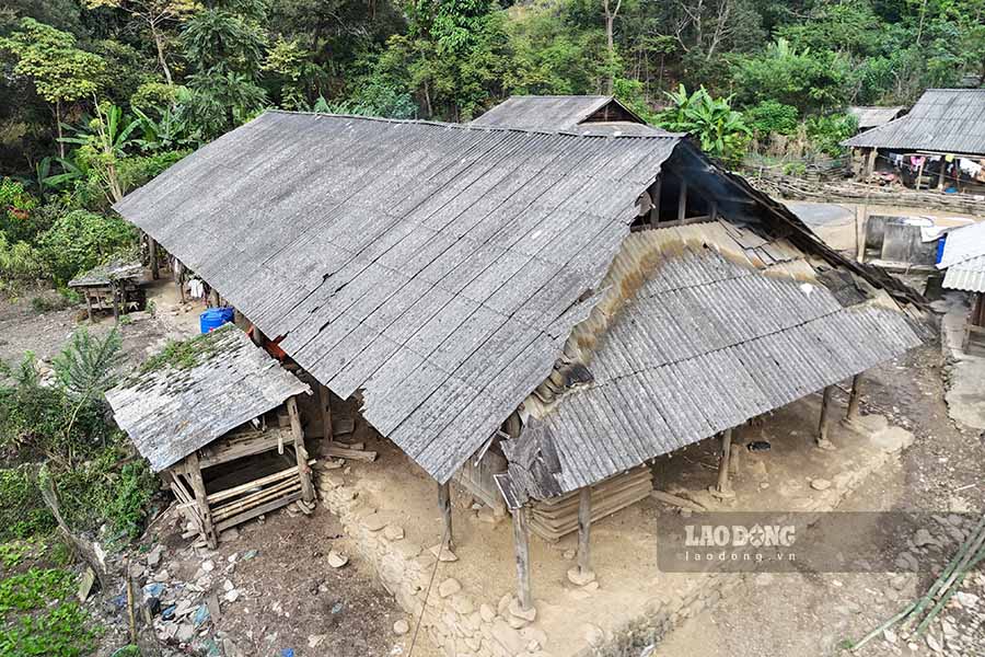 Sau gan 30 sua lai, tam lop fibro xi mang cung da bi bao mon theo thoi gian. “Toi rat muon trung tu lai ngoi nha de giu gin net dep truyen thong va phat trien du lich, nhung gia dinh toi gap nhieu kho khan ve kinh te” - ong Chu thong tin.