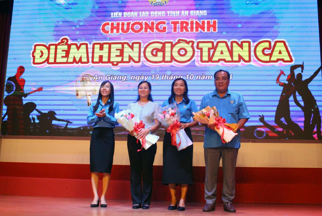 Ba Nguyen Le Linh Chau - Truong Ban Tuyen giao - Nu cong LDLD tinh, Giam doc Nha Van hoa lao dong tinh An Giang tang hoa cho Ban tham dinh su kien. Anh: Lam Dien. 